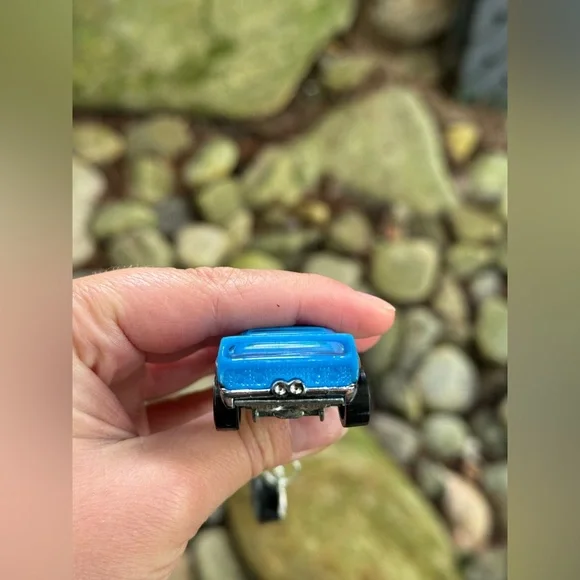 Hot Wheels RIVITED Toy Car Keychain - Picture 5 of 10